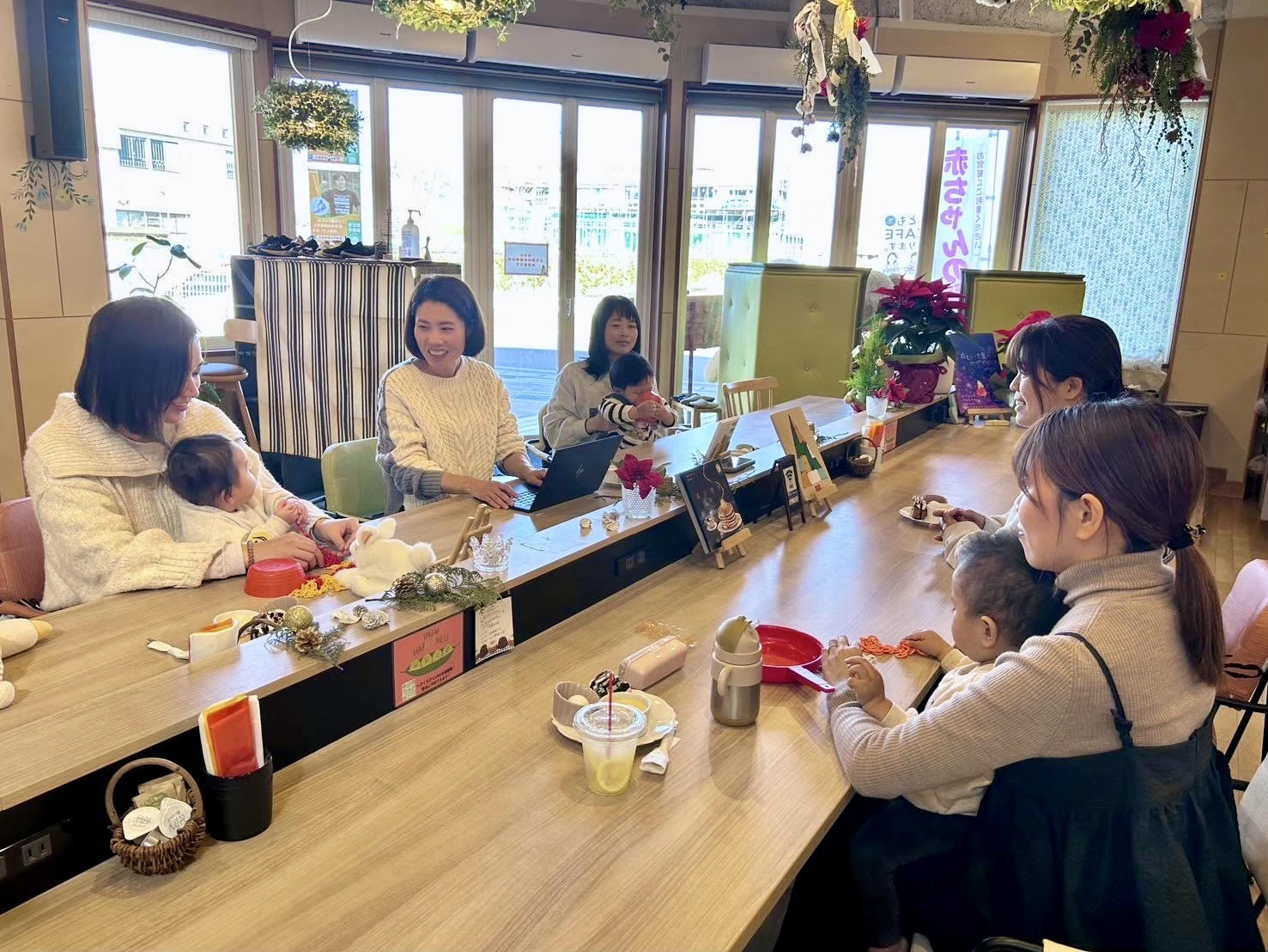 認定こども園さくら運営の子育て支援センター併設「カフェさくらさく」での座談会