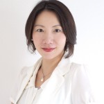 IT業界でキャリアを築いた後、 結婚後出産を機に退職。２児の母。 金属アレルギー歴20年から得た知識と、それでもおしゃれをしたいという欲求から、自らを「金アレ族代表」と名乗り、前職とは異なる「素材の明確なアクセサリーを」を掲げネットショップ運営を行う。 それと平行し、金属アレルギーカウンセラーとしてセミナー講師活動を通じて金属アレルギーに関する啓蒙活動にも力を入れている。一般社団法人金属アレルギー協会代表理事。 ★一般社団法人金属アレルギー協会★ https://www.metallicallergy.or.jp/